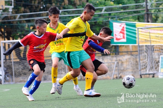 Vào trận, TN Thái Hòa dồn lên tấn công mạnh mẽ; TN Quế Phong lựa chọn lối chơi phòng thủ chặt phản công nhanh. Ảnh: Thành Cường