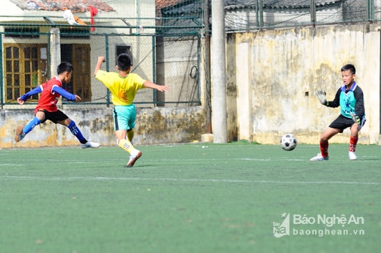 Tình huống phản công , Vi Văn Tài ghi bàn mở tỷ số cho TN Quế Phong. Ảnh: Thành Cường