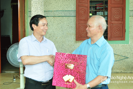 Đồng chí Trần Văn Hùng - Phó Tổng biên tập Báo Nghệ An trao quà của Ban biên tập cho đồng chí Thái Ngô Dương