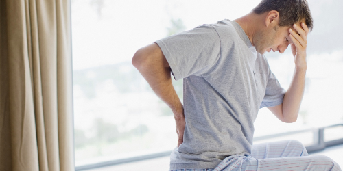 Triệu chứng đau lưng, mạn sườn là dấu hiệu cảnh báo sỏi thận.