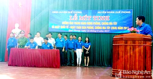 Tại buổi lễ, Bí thư Đoàn 14 xã, thị trấn đã đại diện tuổi trẻ toàn huyện ký cam kết hưởng ứng các hoạt động phòng chống ma túy trong ĐVTN. Ảnh: Diễm Hằng