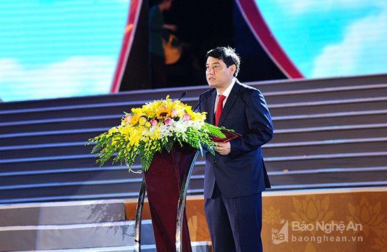 Bí thư Tỉnh ủy Nguyễn Đắc Vinh trình bày diễn văn khai mạc Lễ kỷ niệm 60 ngày Bác Hồ về thăm quê. Ảnh: Thành Cường.