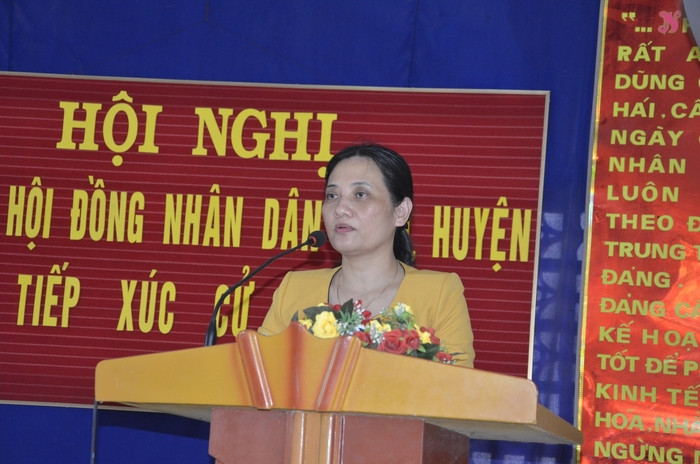 Bà Cao Thị Hiền- Ủy viên Ban Thường vụ Tỉnh ủy, Phó Chủ tịch HĐND tỉnh trả lời kiến nghị của cử tri. Ảnh Thanh Lê