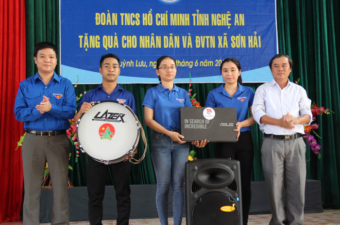 Tỉnh Đoàn Nghệ An tặng Đoàn thanh niên xã Sơn Hải 1 máy tính xách tay, 1 bộ loa máy xách tay và 1 bộ trống Đội. Ảnh: Hoài Thu
