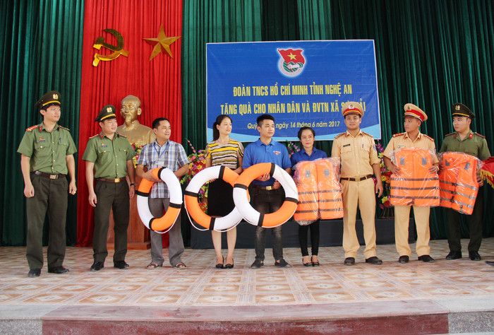 Đoàn thanh niên Công an tỉnh tặng người dân xã Sơn Hải 8 bộ lưới và 40 hộp cầu lông. Ảnh: Hoài Thu