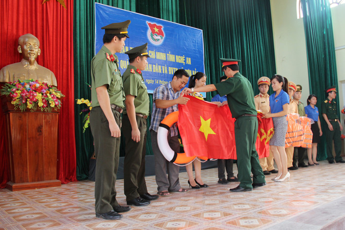 Bộ chỉ huy quân sự tỉnh tặng người dân xã Sơn Hải 80 áo phao, 20 phao cứu sinh và 500 lá cờ Tổ quốc. Ảnh: Hoài Thu