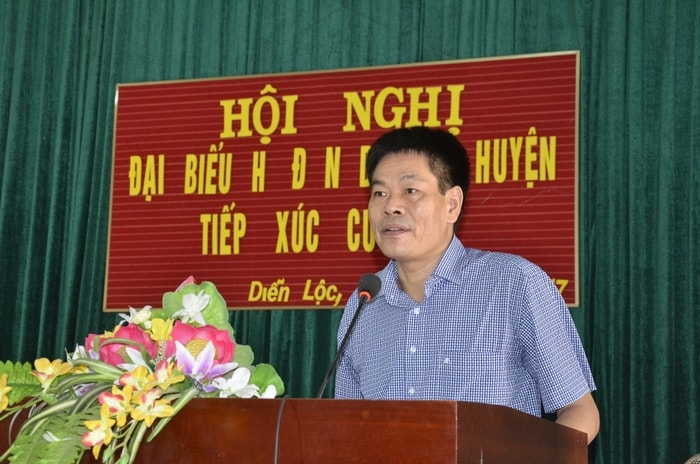 Ông Tăng Văn Luyện-  Phó Bí thư Thường trực Huyện ủy Diễn Châu trả lời vấn đề cử tri quan tâm. Ảnh Thanh Lê