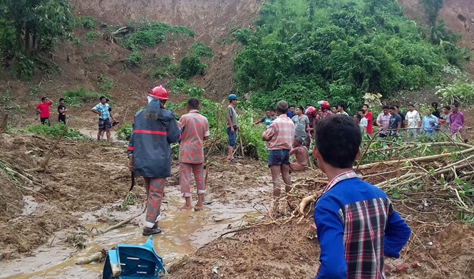 Lực lượng cứu hộ tìm kiếm người mất tích. Ảnh: AFP