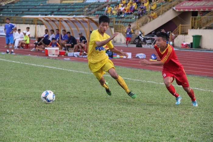 U17 SLNA (áo đỏ) bị FLC Thanh Hoá cầm chân ở trận đấu mang tính chất quyết định. Ảnh: Trung Kiên