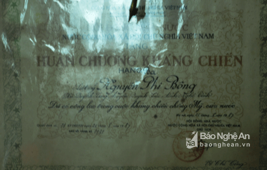 Huân chương Kháng chiến hạng Ba của ông Nguyễn Phi Công vì thành tích chiến đấu dũng cảm. Ảnh: Nguyễn Hải 