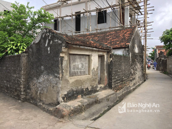Ngôi nhà tạm bợ, đã xuống cấp của bà Bùi Thị Thăng -vợ liệt sĩ Nguyễn Phi Bông nằm lọt thỏm giữa các nhà dân xung quanh được nâng cấp. Ảnh: Nguyễn Hải