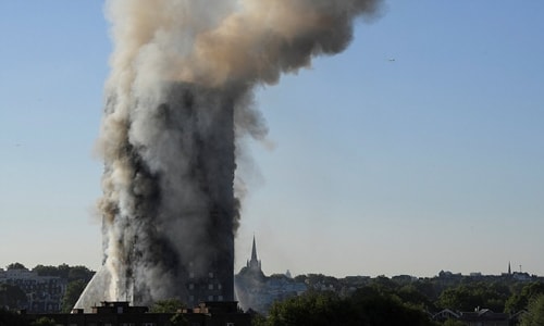 Khói bốc lên từ đám cháy tòa tháp chung cư Grenfell ở London. Ảnh: Reuters
