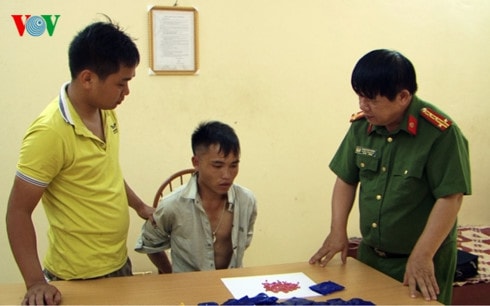 doi tuong mang theo 10.000 vien ma tuy tong hop sa luoi hinh 1