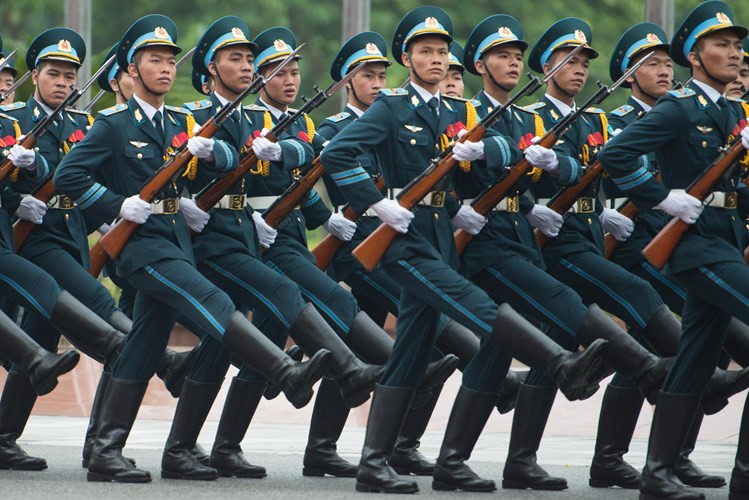 Theo báo cáo xếp hạng quân sự 2017, Globalfirepower xếp Quân đội Nhân dân Việt Nam đứng thứ 16 trên thế giới, vượt nhiều quốc gia trong khu vực và chỉ đứng sau Indonesia (thứ 14). Xét trong ba nước Đông Dương thì sức mạnh quân sự của Việt Nam vượt trội hơn cả khi Campuchia chỉ xếp thứ 88 còn Lào đứng thứ hạng 122 trên tổng số 128 nước có mặt trong bảng xếp hạng này. Tất nhiên, đây chỉ là những con số mang tính tham khảo. Nguồn ảnh: Times.