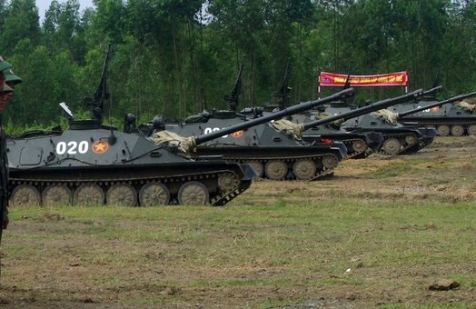 Về mặt kho-vận, Globalfirepower đánh giá Việt Nam là một quốc gia có địa thế gây cản trở lớn cho việc di chuyển, hậu cần nếu như xảy ra xung đột. Hiện chỉ có hai con đường bộ duy nhất chạy dọc từ bắc vào nam đó là đường Quốc Lộ 1 và đường Hồ Chí Minh và một tuyến đường sắt độc đạo. Nguồn ảnh: Báo QĐND 