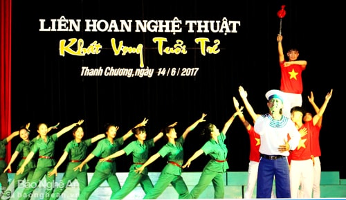 Tiết mục biểu diễn của Đoàn xã Thanh Tùng. Ảnh: Huy Thư