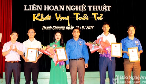 Trao giải cho các đơn vị. Ảnh Huy Thư