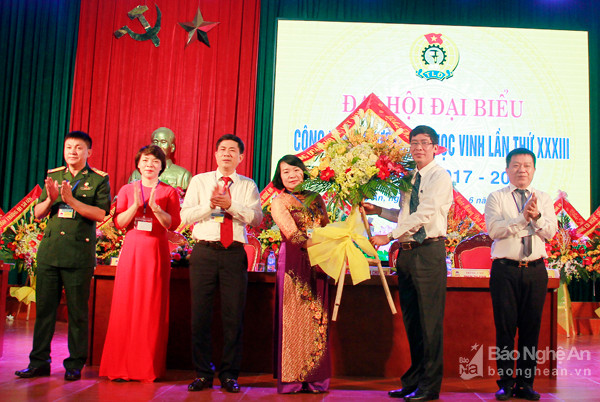 Tiến sỹ Vũ Minh Đức tặng hoa chúc mừng đại hội. Ảnh: Mỹ Hà