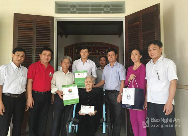 Công đoàn Trường Đại học Vinh tặng quà cho mẹ Việt Nam anh hùng. Ảnh: Mỹ Hà