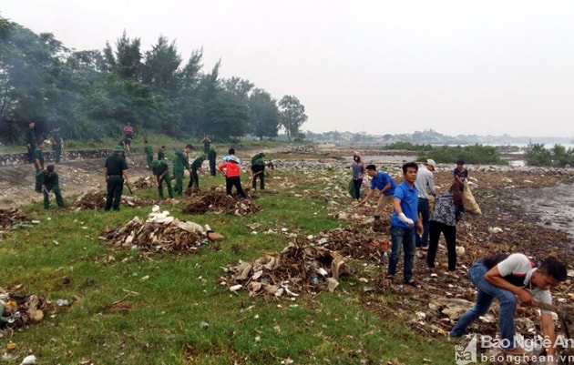 Theo bà Tâm, rác thải chủ yếu bị trôi từ các xã khác đến. 