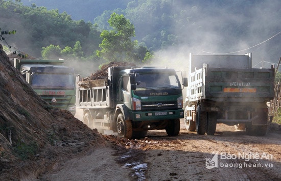 Trong gần 1 năm qua, người dân ở các thôn bản Liên Hương và Tùng Hương xã Tam Quang, huyện Tương Dương thường xuyên phải chống chọi với bụi bởi những chiếc xe chở đất, đá thải của công trình xây mới Đồn biên phòng Tam Quang.