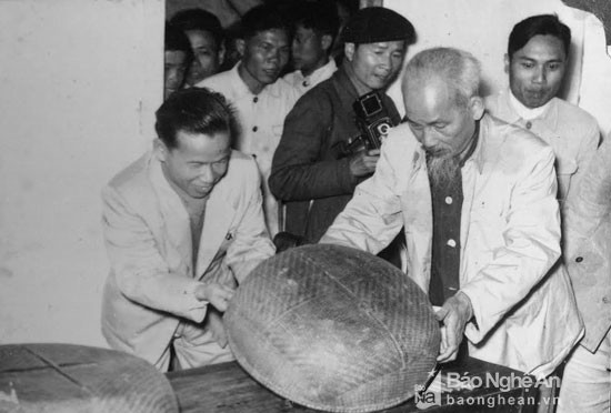 Bác hồ kiểm tra mâm cơm tại nhà ăn tập thể của Tỉnh ủy Nghệ An (năm 1961) 