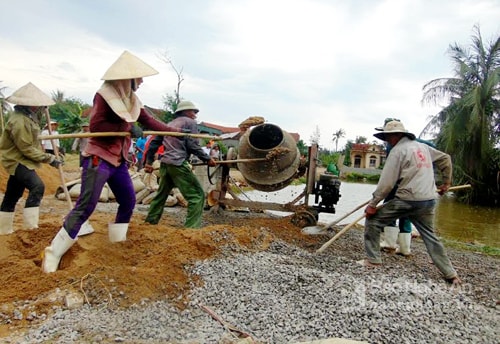 Cử tri an hòa đề nghị hỗ trợ xi măng làm đường giao thông nông thôn. (Trong ảnh nhân dân xã An Hòa làm đường giao thông nông thôn)