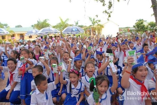 Các em học sinh Trường Tiểu học Đông Hiếu (TX Thái Hòa – Nghệ An) đón nhận chương trình Quỹ sữa Vươn cao Việt Nam ngày 27/7/2015.