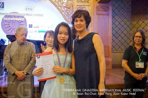 Nữ nghệ sĩ trẻ nhận giải thưởng tại cuộc thi Piano thế giới.