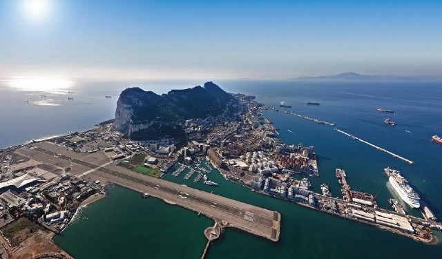 Gibraltar: Đây là một trong những đất nước nhỏ bé nhất thế giới, nằm ngoài khơi bờ biển phía nam của Tây Ban Nha, với dân số 30.000 người và diện tích khoảng 6,8 km2. Trước kia, vùng đất này là căn cứ quân sự quan trọng của lực lượng vũ trang và hải quân hoàng gia Anh. Vào các mùa du lịch, gần như bạn chỉ thấy toàn những du thuyền neo đậu ngoài bờ cảng. Nơi đây có nhiều cảnh đẹp và rất nổi tiếng, trong đó phải kể đến The Pillars of Hercules (nơi Hercules chống trời).