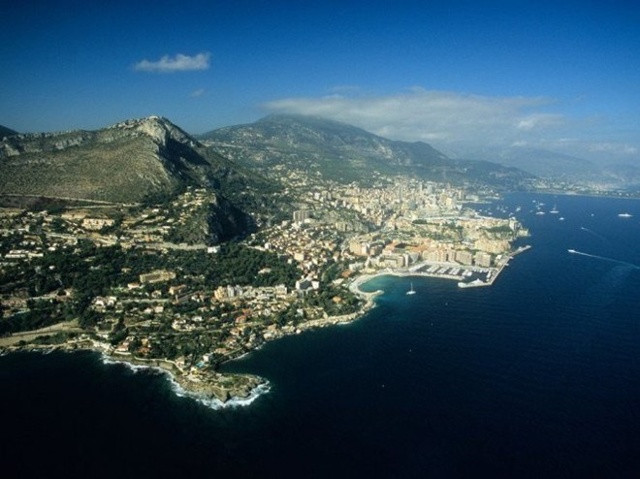 Monaco: Được tách độc lập khỏi nước Pháp từ thế kỷ 15, Monaco có ba mặt tiếp giáp với Pháp, mặt còn lại tiếp giáp với Địa Trung Hải, diện tích nhỏ hơn 1.600 km2 và dân số trung bình 37.000 người. Những người sinh ra và lớn lên ở Monaco nói tiếng Pháp, Italy, Anh và tiếng mẹ đẻ Monégasque. Đây là một trong những quốc gia có GDP đầu người cao nhất thế giới. Các từ khóa nổi tiếng nhất là du lịch, casino và Grace Kelly - một nữ diễn viên nổi tiếng người Mỹ kết hôn với ông hoàng Monaco Rainer III, sau đó trở thành công nương của quốc gia bé nhỏ này. Đồng thời, nơi này còn là nơi sinh sống của nhiều triệu phú thế giới. Ngoài bến cảng tuyệt đẹp đầy ắp những chiếc du thuyền và sòng bạc sang trọng từng xuất hiện trong bộ phim James Bond, Monaco còn có một bảo tàng hải dương học nổi tiếng thế giới.