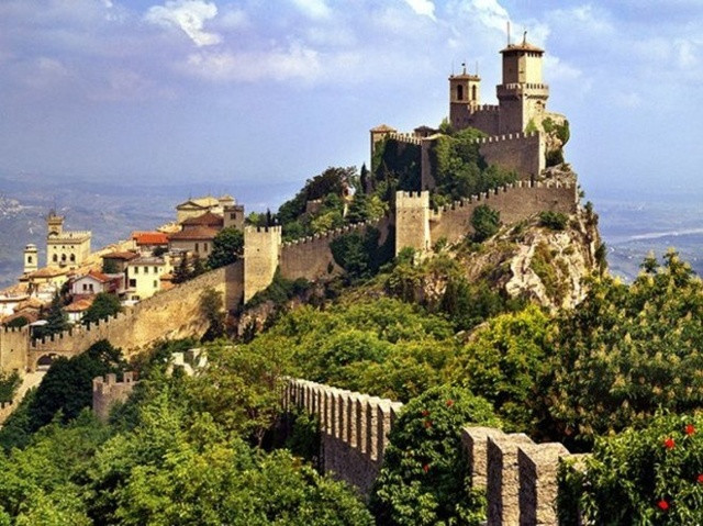San Marino: Còn có tên gọi là nước Cộng hòa Đại bình yên San Marino với dân số khoảng 32.000 người sinh sống trên diện tích 62 km2 tại dãy núi Apennine của Italy. San Marino được thành lập vào năm 301 trước Công nguyên bởi một người Thiên chúa giáo có tên Marino, nhưng vẫn chưa được công nhận cho đến năm 1600, dù nước này đã tuyên bố chủ quyền. San Marino được biết là quốc gia có tuổi thọ trung bình cao nhất nhì thế giới. Kinh tế chủ yếu dựa vào nông nghiệp và du lịch. Hàng năm San Marino đón hơn 2 triệu lượt khách tham quan từ khắp các quốc gia trên thế giới nhờ dấu hộ chiếu độc đáo và quà lưu niệm ấn tượng với hai màu trắng - xanh là màu cờ của San Marino, nhờ đó thu nhập của người dân tăng cao.
