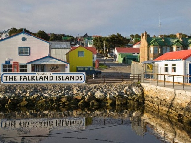 Quần đảo Falkland: Là quần đảo tự trị nằm ngoài khơi Nam Mỹ, Falklands là nơi có nhiều loài chim quý hiếm, cá voi, hải cẩu, cừu và một số loài chim cánh cụt. Những chú chim cánh cụt thậm chí còn đông hơn 3.000 cư dân sinh sống trên đảo. Chủ yếu người dân tập trung ở thủ đô Stanley, nơi không có máy rút tiền ATM, không nhiều quán rượu. Để đến đây, du khách có thể thực hiện các chuyến bay từ Chile và Anh, thông qua đảo Ascension. Du khách chủ yếu ghé qua đây trước khi phiêu lưu, khám phá Nam Cực.