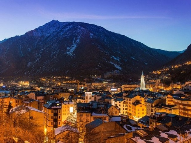 Andorra: Nằm ẩn mình trong dãy núi Pyrenees giữa Tây Ban Nha - Pháp và cách Barcelona khoảng ba giờ xe, Andorra là quốc gia không có biển với dân số khoảng 76.000 người và là nơi lưu giữ nhiều truyền thống của người Tây Ban Nha. Người dân ở đây sử dụng Catalan làm ngôn ngữ chính. Andorra quyến rũ du khách bởi vẻ đẹp lãng mạn của những đỉnh núi phủ đầy tuyết trắng và các thung lũng hoa anh đào đẹp mê ly. Đây cũng là nơi tập trung các khu spa đẳng cấp thế giới.