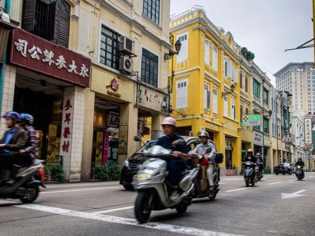 Macau: Macau, thuộc địa của Bồ Đào Nha, là một bán đảo nhỏ nằm gần Trung Quốc và là trung tâm cờ bạc lớn nhất thế giới, được UNESCO công nhận là di sản thế giới. Là một “đặc khu hành chính” của Trung Quốc, Macau vẫn khẳng định sự độc lập của mình bằng đồng tiền, phong tục và các món ăn riêng.