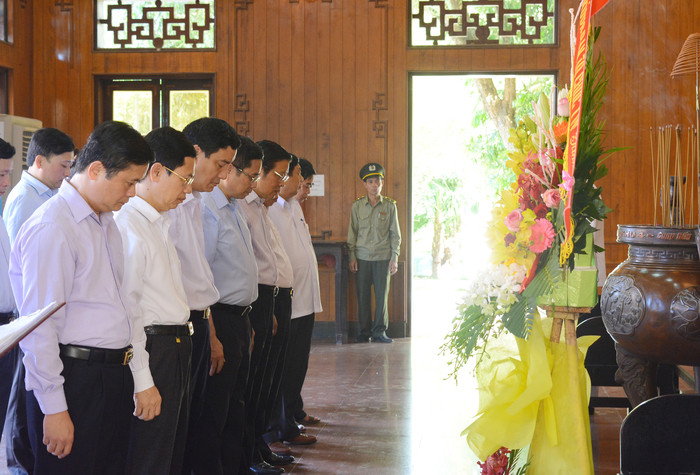 Các đồng chí lãnh đạo Trung ương và lãnh đạo tỉnh thành kính tưởng nhớ anh linh người cha già dân tộc, người thầy của cách mạng Việt Nam tại Nhà tưởng niệm Chủ tịch Hồ Chí Minh. Ảnh: Thu Giang
