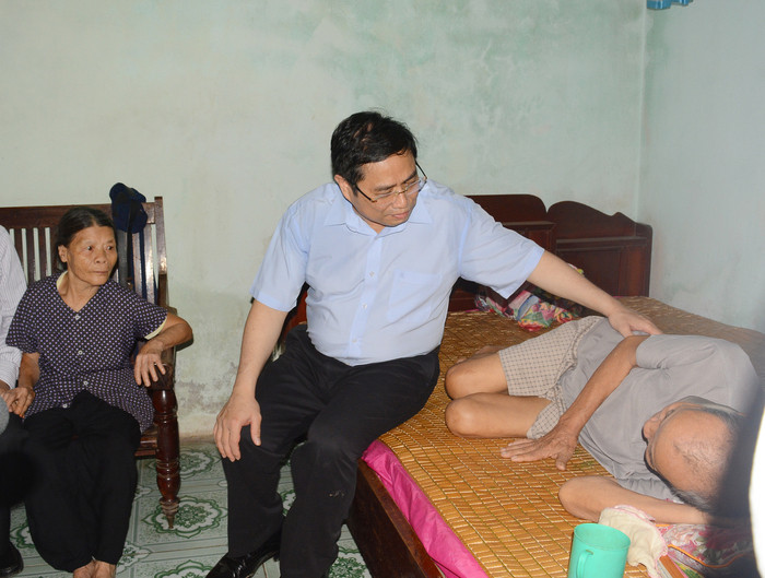 Trưởng đoàn công tác trò chuyện cùng ông Trần Lực, xóm 4 xã Hồng Long, huyện Nam Đàn có hoàn cảnh khó khăn, đau ốm đã nhiều năm nay. Ảnh: Thu Giang
