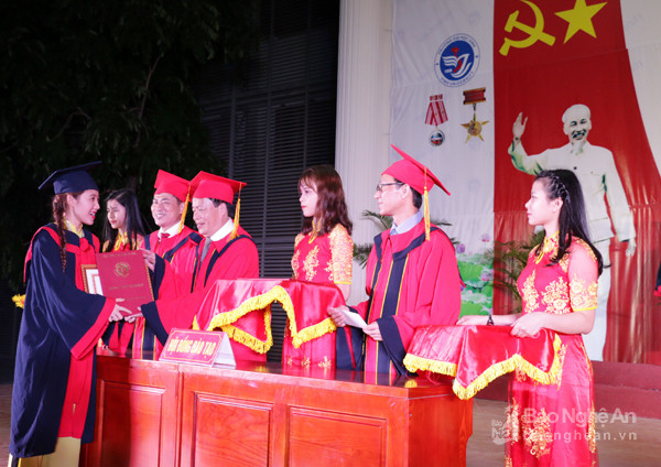 Lãnh đạo Trường Đại học Vinh trao bằng cho những sinh viên tốt nghiệp xuất sắc. Ảnh: Mỹ Hà