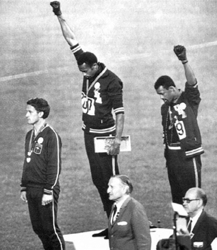 Bức ảnh kinh điển ghi dấu khoảnh khắc 2 vận động viên Tommie Smith và John Carlos giơ một cánh tay lên trong khi nhận huy chương tại thế vận hội Olympic 1968 ở Mexico. Đây là cách họ thể hiện nhân quyền, đấu tranh cho nạn phân biệt chủng tộc. Bên cạnh hai người là một vận động viên người da trắng với hai cánh tay buông thõng nghiêm trang.