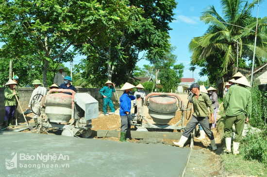 Người dân xóm 15 tham gia làm giao thông đường liên xóm. Ảnh: Nguyễn Hải