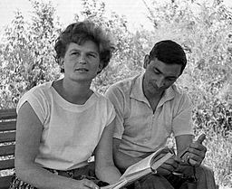 Valentina Tereshkova (trái) và Valery Bykovsky (phải) tại Trung tâm huấn luyện Ngôi Sao trước chuyến bay song hành ngày 16/6/1963