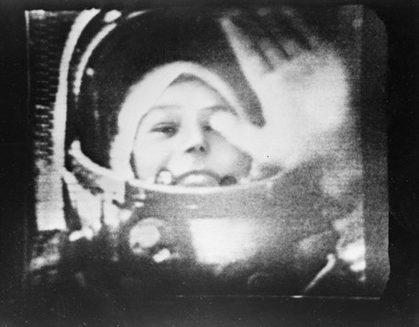 Nữ phi hành gia Valentina Tereshkova vẫy chào lúc ở bên trong tàu vũ trụ Vostok-6.