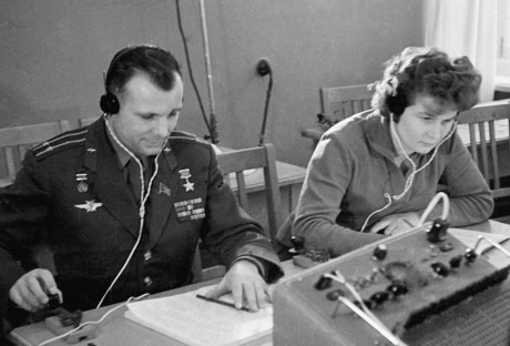 Phi hành gia nổi tiếng Yuri Gagarin và Valentina Tereshkova trong một lớp học radio.