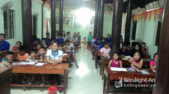 Lớp học tiếng Anh miễn phí cho trẻ em vùng cao xã Lĩnh Sơn. Ảnh: Vinh Tâm
