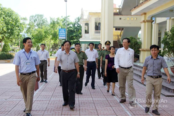 Phó chủ tịch UBND tỉnh Lê Minh Thông và các thành viên trong ban chỉ đạo thi kiểm tra công tác thi tại Trường THPT Nghi Lộc 5. Ảnh: Mỹ Hà