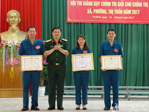 Thượng tá Thái Đức Hạnh - Chính ủy Bộ CHQS tỉnh trao Bằng khen cho 1 đồng chí đạt giải Nhất (nữ), trao Giấy khen cho 2 đồng chí đạt giải Nhì hội thi. Ảnh: Quang Phong