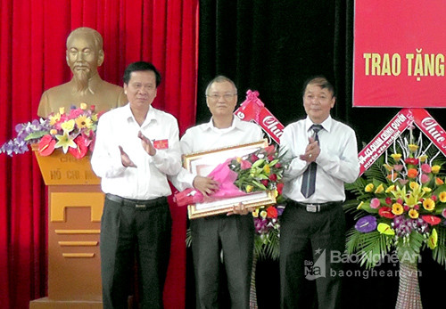 Trao bằng khen của Thủ tướng Chính phủ cho ông Lưu Xuân Tiến – Phó Chủ tịch HĐND huyện Yên Thành.