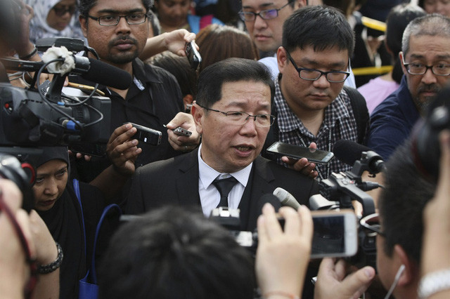 Luật sư Gooi Soong Seng trả lời phỏng vấn báo giới. Ảnh: Reuters