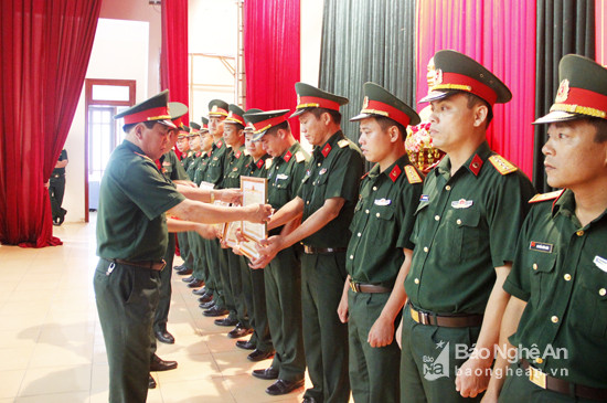 Trao bằng khen của Bộ Chỉ huy quân sự tỉnh cho 18 cá nhân có thành tích xuất sắc trong công tác quy tập hài cốt liệt sỹ mùa khô năm 2016 - 2017.