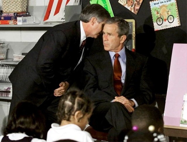 Tổng thống Mỹ George Bush biết tin vụ khủng bố ngày 11/9/2001 khi một quan chức Nhà Trắng nói thầm với ông giữa tiết học của các em học sinh ở trường tiểu học Emma E. Booker, quận Sarasota, bang Florida.